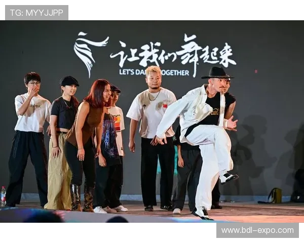 与杨丽深入对话探讨她的街舞生涯与艺术追求之路